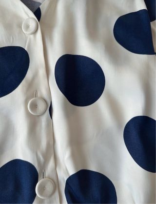Camisa de lunares blanca y negra