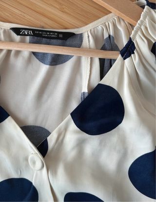 Camisa de lunares blanca y negra