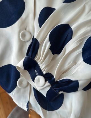 Camisa de lunares blanca y negra