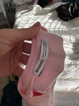 Camiseta rosa con fruncido lateral