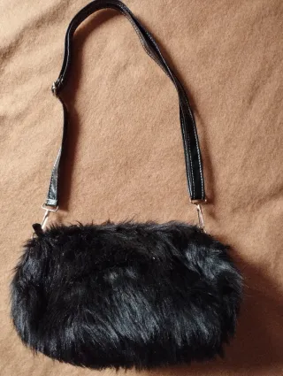 Bolso negro pelo sintético