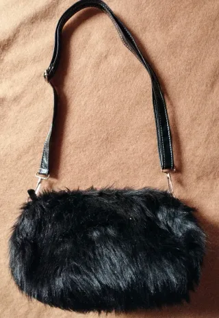 Bolso negro pelo sintético