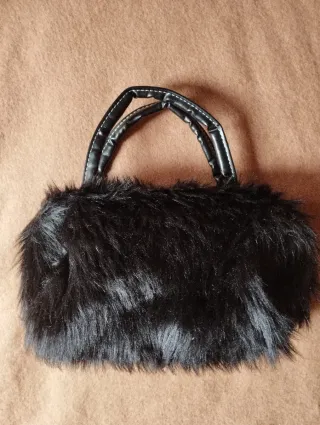 Bolso negro pelo sintético