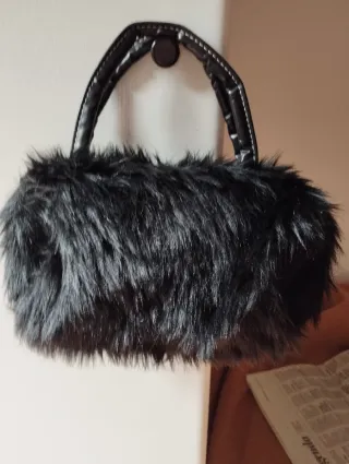 Bolso negro pelo sintético