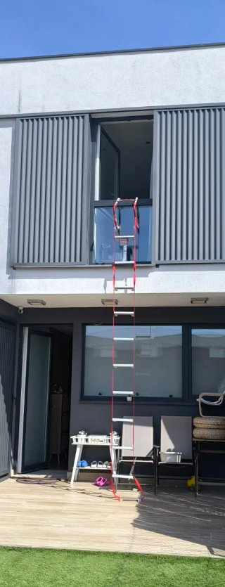 Escalera de emergencia plegable