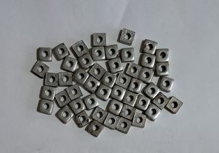 1kg Dadi Quadrati M4 9x3mm