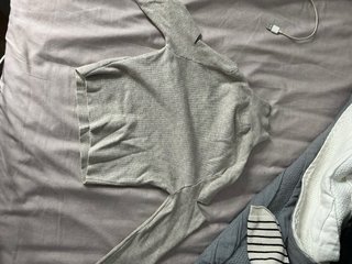 Jersey gris con aberturas