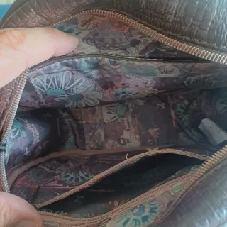 Bolso Anekke redondo con tachuelas y con monedero
