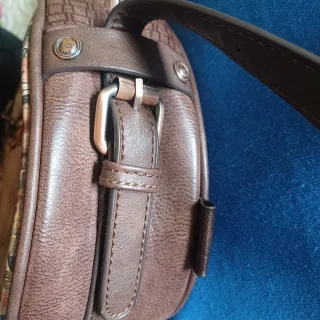 Bolso Anekke redondo con tachuelas y con monedero
