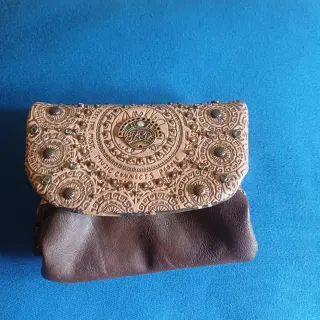 Bolso Anekke redondo con tachuelas y con monedero