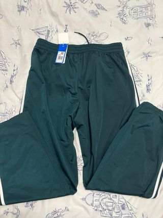 Pantalón chándal Adidas verde botella.