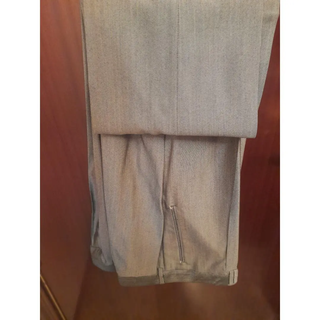 Traje de novio gris moderno