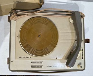 2 Giradischi Fonovaligie Fountain e Telefunken