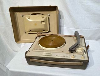 2 Giradischi Fonovaligie Fountain e Telefunken