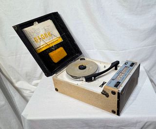 2 Giradischi Fonovaligie Fountain e Telefunken