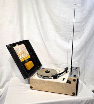 2 Giradischi Fonovaligie Fountain e Telefunken