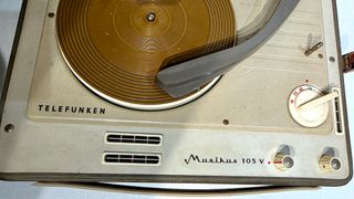 2 Giradischi Fonovaligie Fountain e Telefunken