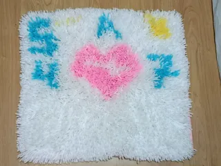 Alfombra Corazón Fondo Blanco Hecha a Mano