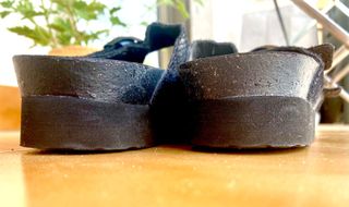 Sandalias Genuins negras y plateadas