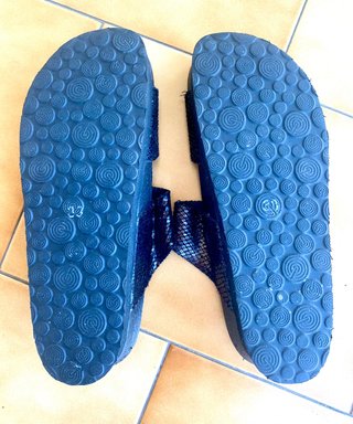 Sandalias Genuins negras y plateadas