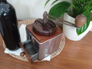 Antiguo Molinillo Café Peugeot de acero y madera.