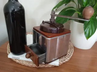 Antiguo Molinillo Café Peugeot de acero y madera.