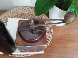 Antiguo Molinillo Café Peugeot de acero y madera.