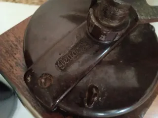 Antiguo Molinillo Café Peugeot de acero y madera.