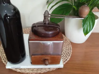 Antiguo Molinillo Café Peugeot de acero y madera.