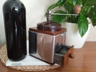 Antiguo Molinillo Café Peugeot de acero y madera.