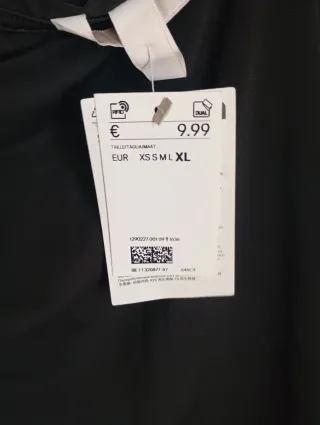 Blusa negra asimétrica con etiqueta