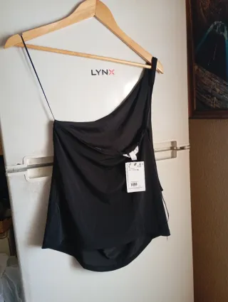 Blusa negra asimétrica con etiqueta