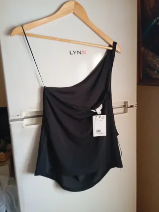 Blusa negra asimétrica con etiqueta
