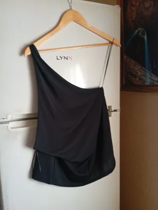 Blusa negra asimétrica con etiqueta