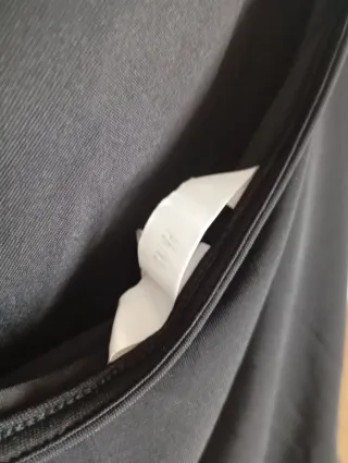 Blusa negra asimétrica con etiqueta