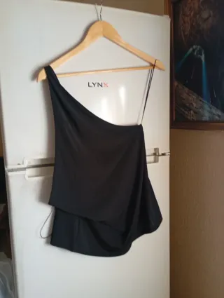 Blusa negra asimétrica con etiqueta