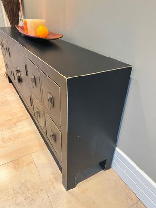 Aparador negro con detalles dorados