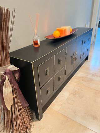 Aparador negro con detalles dorados