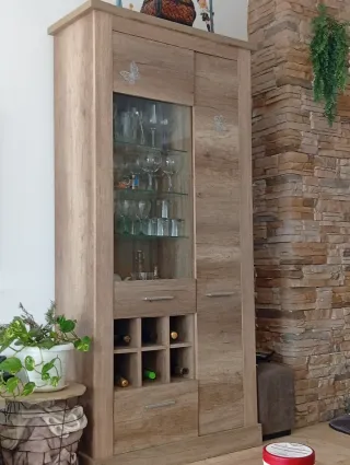 Vitrina de madera con luz