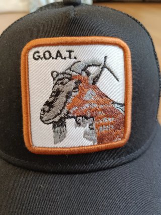 Gorra Trucker G.O.A.T. - NUEVA, A ESTRENAR