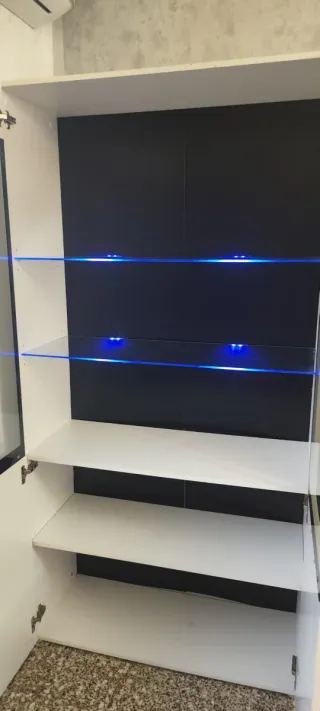 Vitrina expositora blanca y cristal