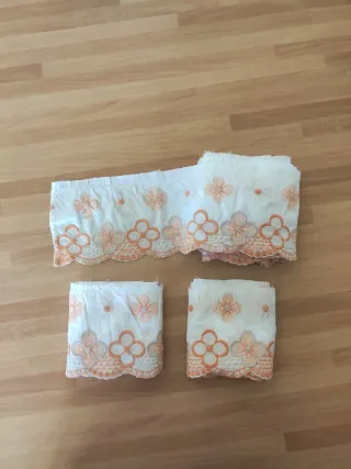 Bordura per lenzuolo con fiori arancioni