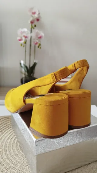 Zapatos de tacón mostaza. talla 36