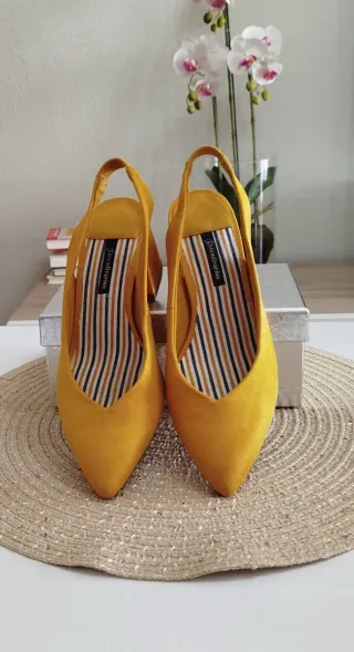 Zapatos de tacón mostaza. talla 36