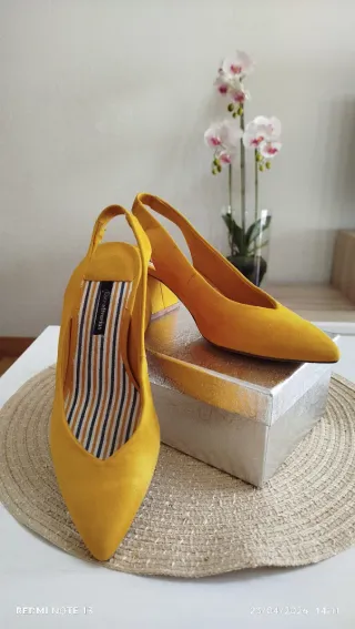 Zapatos de tacón mostaza. talla 36