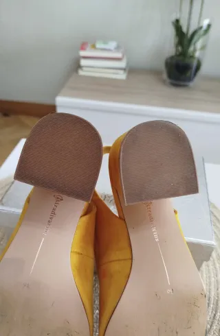 Zapatos de tacón mostaza. talla 36