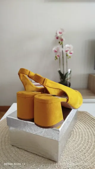 Zapatos de tacón mostaza. talla 36