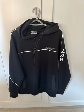 Sudadera Negra con Diseño Gráfico