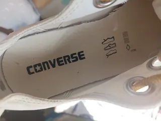 Converse Blancas con Cordones Amarillos