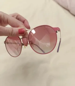 Gafas de sol Guess rosas y moradas